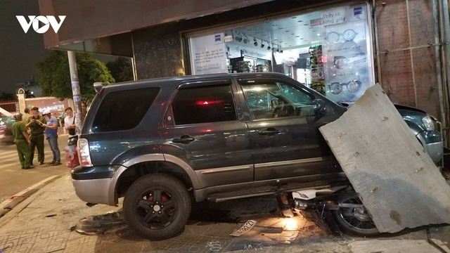 Ôtô tông hàng loạt xe máy, 4 người bị thương