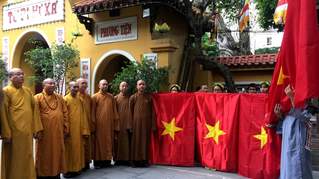 Trao tặng cờ Tổ quốc tới Giáo hội Phật giáo Việt Nam