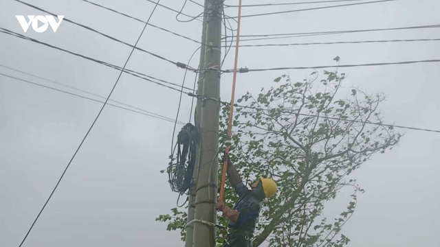 Bão số 12 khiến hơn 250.000 khách hàng 3 tỉnh miền Trung mất điện