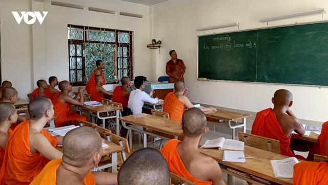 Người thầy nặng lòng với ngôn ngữ, chữ viết dân tộc mình