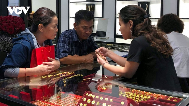 Giá vàng trong nước bỏ xa giá thế giới: Cách nào thu hẹp chênh lệch?