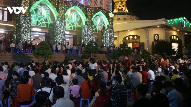 TPHCM đông vui, nhộn nhịp trong đêm Giáng sinh