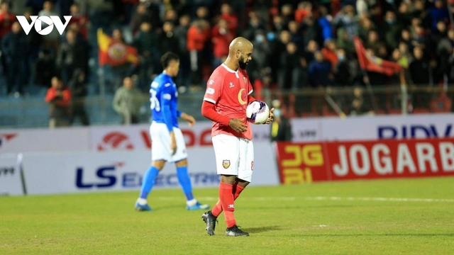 Ngoại binh đá hỏng 2 quả phạt đền, Hà Tĩnh "thua đau" Than Quảng Ninh