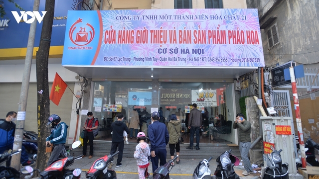 Người dân Hà Nội nô nức xếp hàng mua pháo hoa không nổ chơi Tết