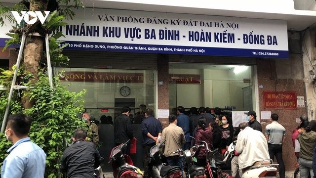 Văn phòng đăng ký đất đai tại Hà Nội tiếp nhận hàng trăm hồ sơ đất đai trong một ngày