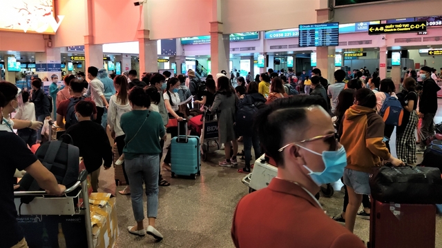 Sân bay ga tàu tại TPHCM tấp nập người "vượt dịch" về quê đón Tết