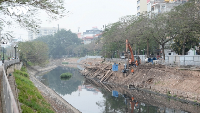 Cận cảnh lắp đặt hệ thống cống thu gom nước thải dọc sông Tô Lịch
