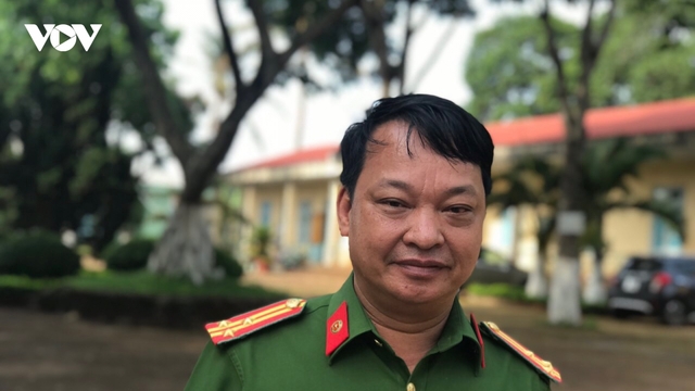 Cán bộ Trại tạm giam Công an tỉnh Gia Lai đi từng buồng giam để tuyên truyền bầu cử