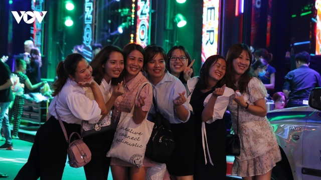 Nhiều người dân ở TPHCM kéo khẩu trang xuống dưới mũi, thản nhiên tụ tập, ăn uống
