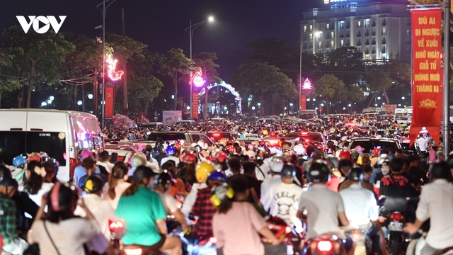 “Biển người” xem pháo hoa, đường phố Việt Trì tắc nghẽn