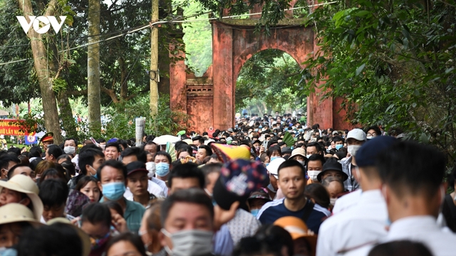 “Biển người” hành hương về Khu di tích lịch sử Đền Hùng