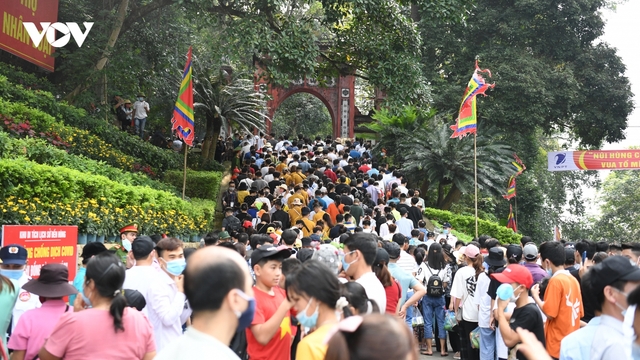 Hàng vạn người chen chúc trong ngày chính hội đền Hùng