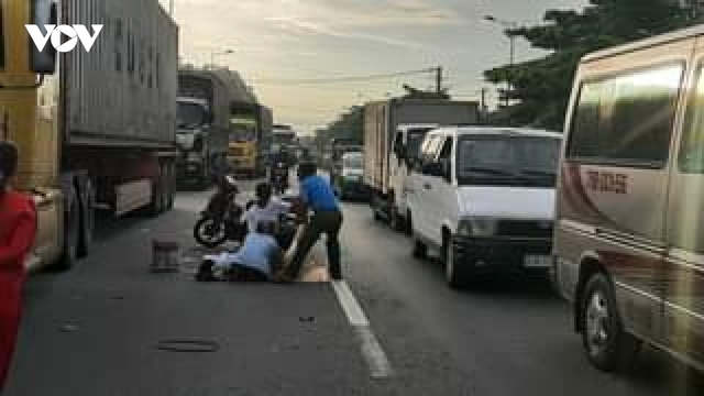 Ô tô khách tông xe gắn máy làm 2 người thương vong