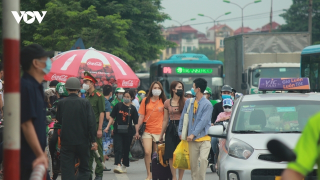 Hình ảnh người dân lỉnh kỉnh đồ đạc, ùn ùn trở lại Thủ đô sau kỳ nghỉ lễ 