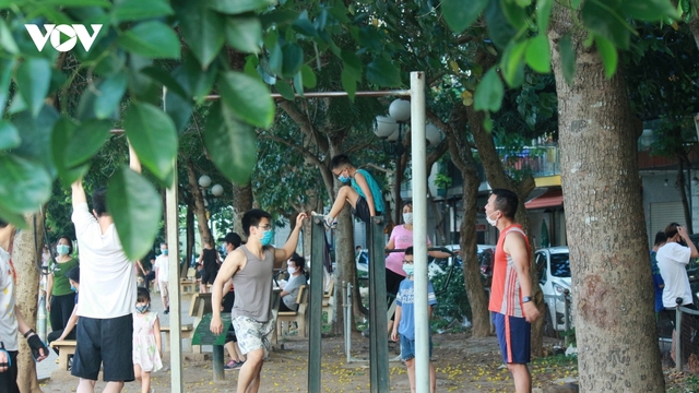 Người dân tập thể dục kín hồ Trung Văn, bất chấp quy định phòng chống dịch