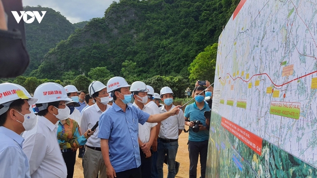 Nghịch lý cao tốc Bắc-Nam: Có tiền nhưng đang bị chậm tiến độ