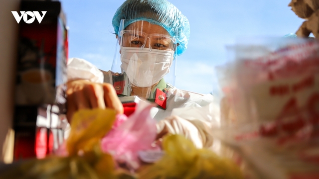 Ảnh: Công an Đà Nẵng mua thực phẩm giúp dân, tặng kèm rau xanh
