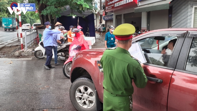 Gần 3 tuần thực hiện Chỉ thị 16, vẫn nhiều người Hà Nội ra đường lý do không chính đáng