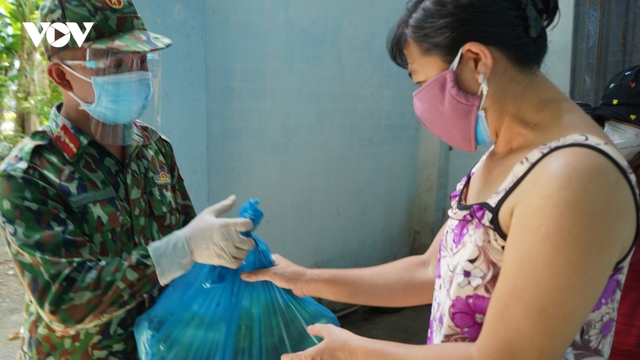 Bộ đội rong ruổi khắp các ngõ hẻm đưa lương thực, thực phẩm đến với người dân