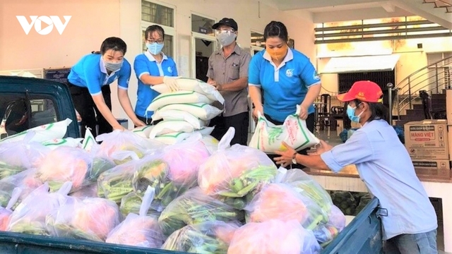 Trao hàng ngàn phần quà “siêu thị 0 đồng, bếp ăn 0 đồng” đến người khó khăn ở Cần Thơ