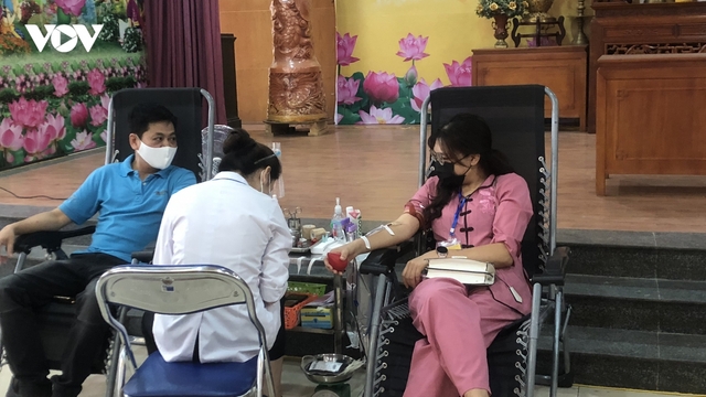 Người dân Hà Nội hiến máu giúp sức cùng miền Nam chống dịch