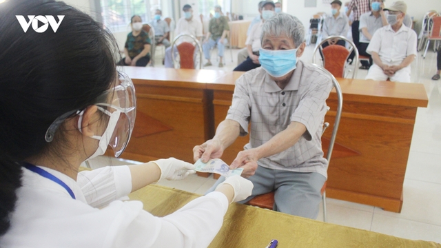 Người có công, người nghèo…ở Hà Nội nhận được tiền hỗ trợ