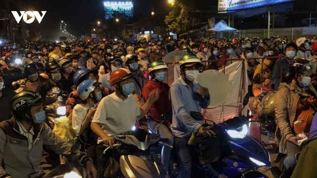 Người dân đổ về quê kéo dài gần 2km ở cửa ngõ phía Tây TP.HCM