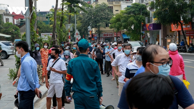 Xếp hàng rồng rắn mua bánh Trung thu truyền thống ở Hà Nội giữa thời dịch bệnh