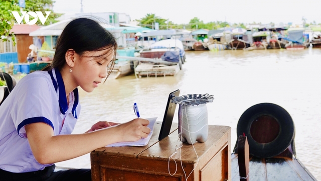 Cần Thơ: Sóng 3G "làm khó" học sinh học online trên ghe vùng sông nước