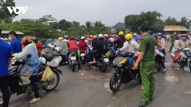 Hàng ngàn người dân tiếp tục đổ về quê, gây ùn ứ Quốc lộ N2 đoạn qua Long An