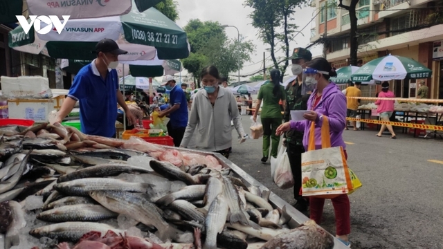 Tiểu thương TP.HCM chuẩn bị thích nghi với tình hình mới