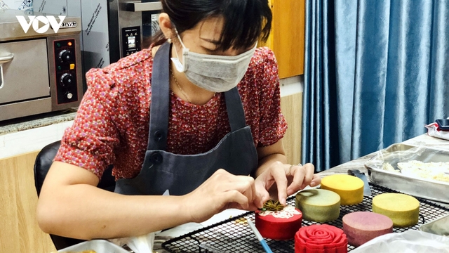 Thợ bánh Trung thu handmade kiếm hàng trăm triệu đồng