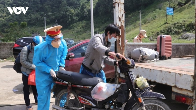 Công an Sơn La trắng đêm hỗ trợ người dân từ các tỉnh miền Nam trở về