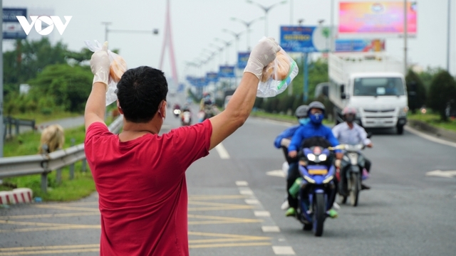 Người Cần Thơ san sẻ bớt nhọc nhằn với người dân trên đường về quê tránh dịch