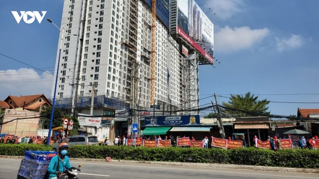 Hàng trăm khách hàng Dự án Roxana Plaza căng băng rôn đòi bàn giao căn hộ