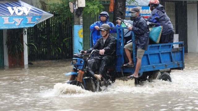 Mưa lũ ở miền Trung gây sạt lở, chia cắt nhiều nơi
