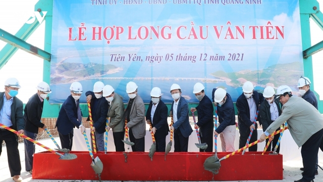 Hợp long cây cầu dài nhất trên tuyến cao tốc Vân Đồn - Móng Cái