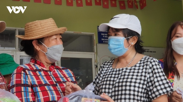Người phụ nữ 20 năm mang Tết đến cho người nghèo Cần Giờ