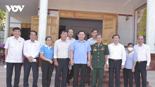 Chủ tịch Quốc hội Vương Đình Huệ thăm, tặng quà tại tỉnh Bến Tre