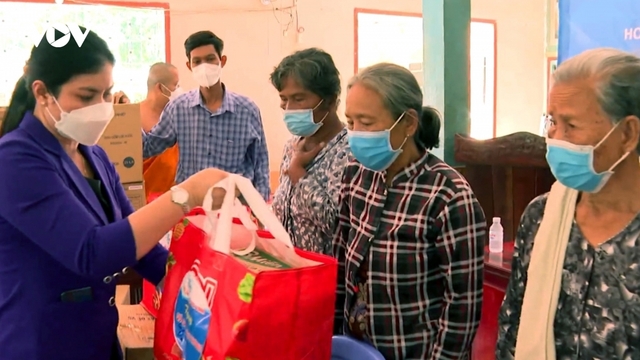 Xuân yêu thương đến với đồng bào Khmer Trà Vinh