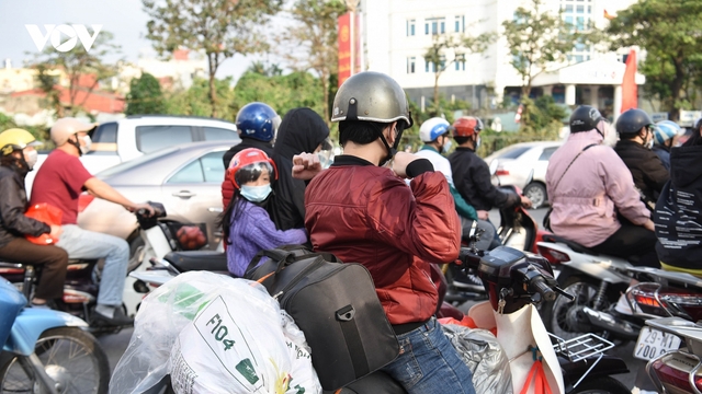 Dòng người nườm nượp rời Hà Nội về quê ăn Tết
