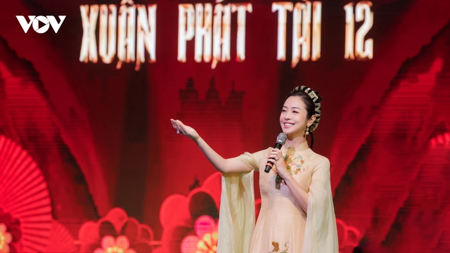 Jennifer Phạm khoe sắc rạng ngời khi làm MC chương trình "Xuân Phát Tài"