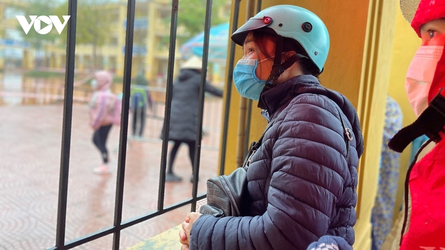 Học sinh lớp 1 đến trường, phụ huynh hồi hộp xen lẫn lo lắng