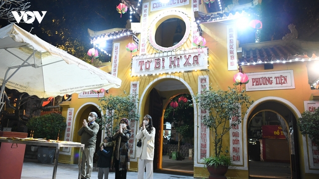 Người dân Thủ đô đi lễ chùa cầu bình an đêm Giao thừa