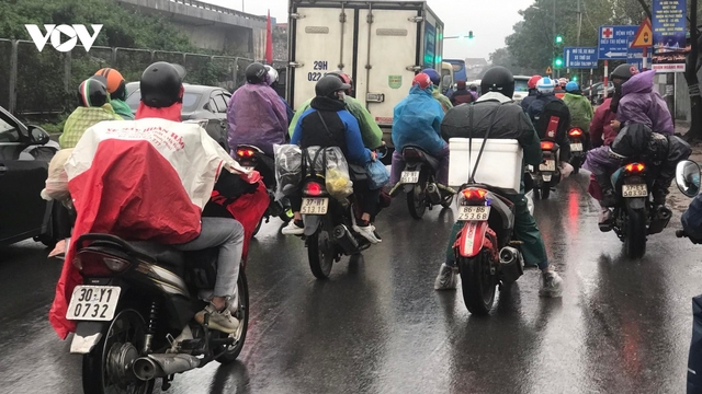 Người dân đi xe máy "đội" mưa rét trở lại Thủ đô ngày cuối nghỉ Tết