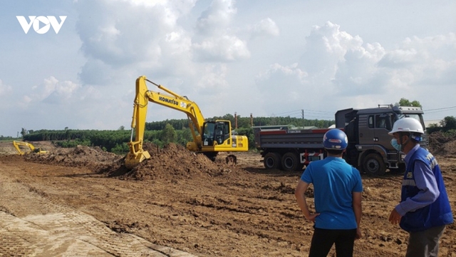 Giá xăng, dầu “đè nặng” lên giá vật liệu xây dựng cao tốc Bắc – Nam