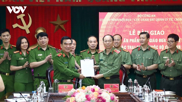 Bàn giao hơn 4.400 ấn phẩm tôn giáo cho các trại giam của Bộ Công an