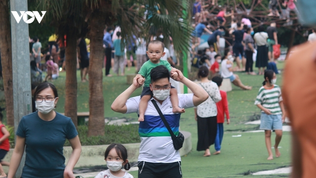 Công viên Hà Nội đông đúc ngày giỗ Tổ Hùng Vương