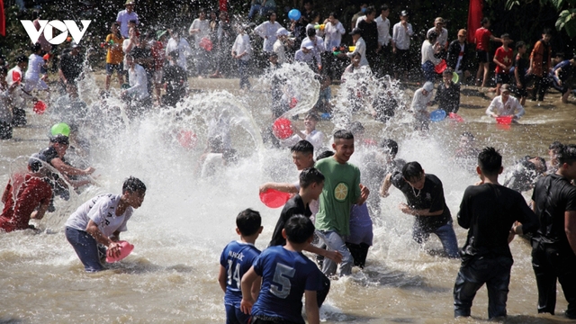 Lai Chau hosts exciting water splashing festival