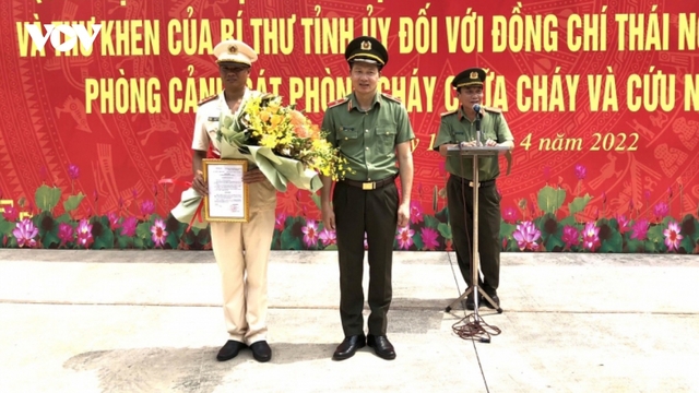 Chiến sỹ công an cứu 4 người đuối nước được thăng cấp bậc hàm